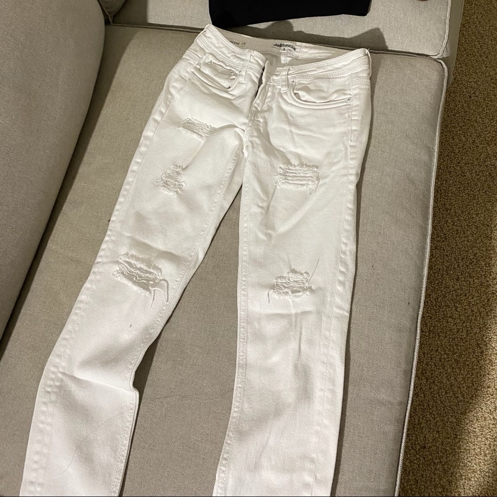 White pants dressing look